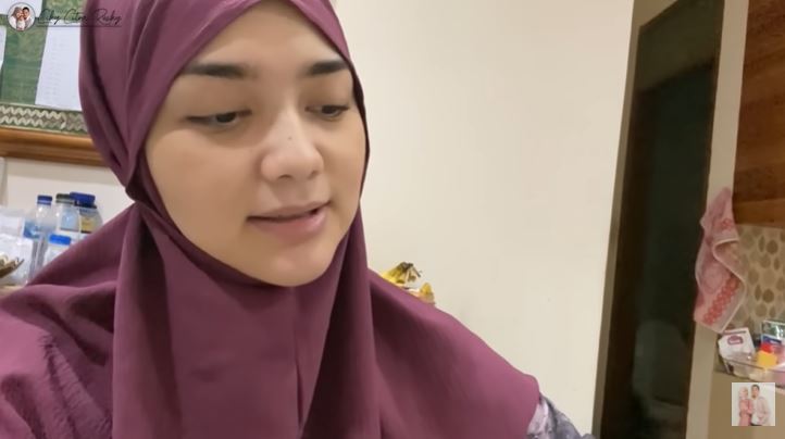 Potret wajah natural 8 seleb cantik saat jalani sahur, tuai pujian