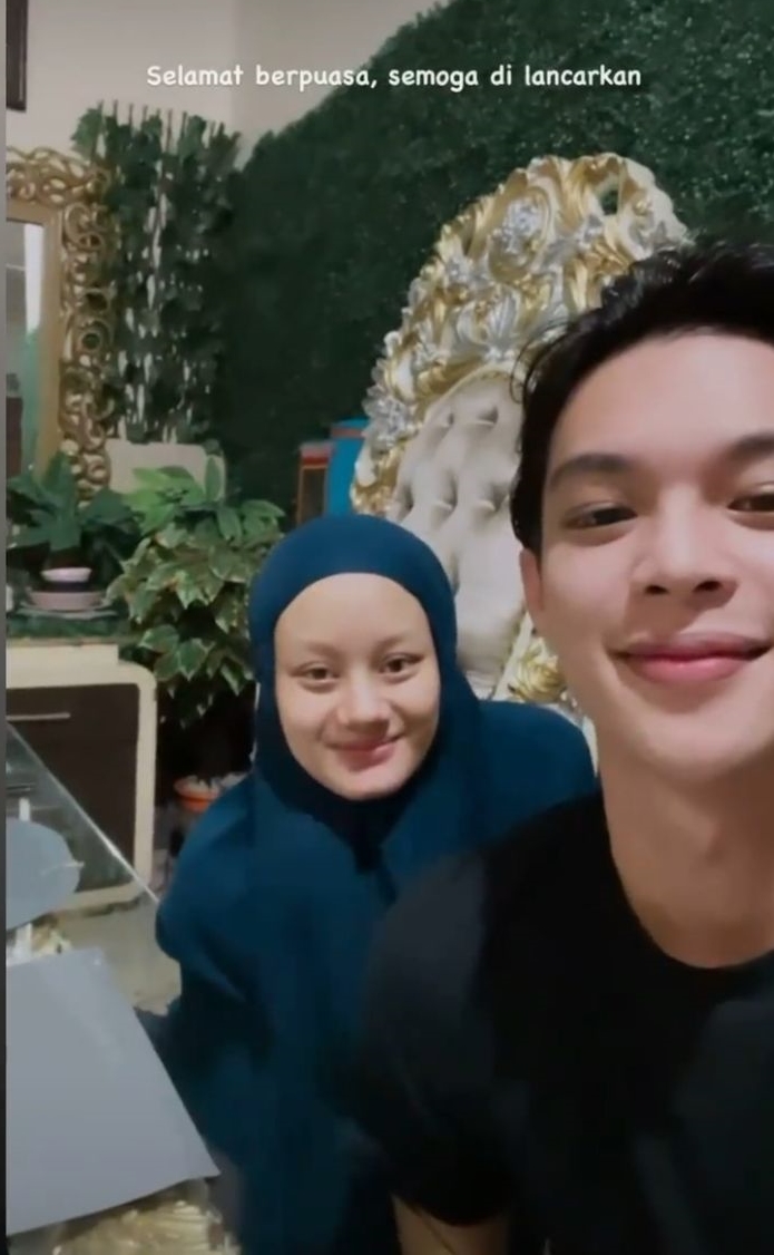 Potret wajah natural 8 seleb cantik saat jalani sahur, tuai pujian