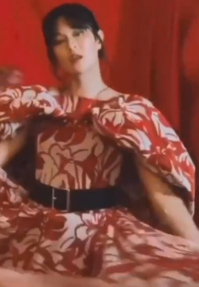 9 Gaya pemotretan terbaru Dian Sastro bertema Dewi Api, bak lukisan