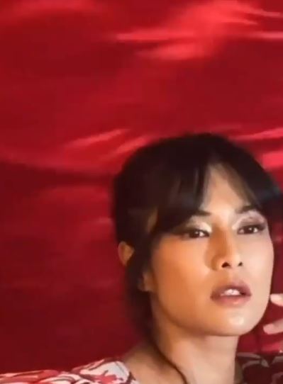 9 Gaya pemotretan terbaru Dian Sastro bertema Dewi Api, bak lukisan