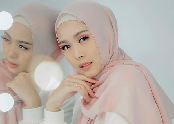 Mantap berhijab, ini 10 gaya memesona Widya Amelia istri Yoga Arizona
