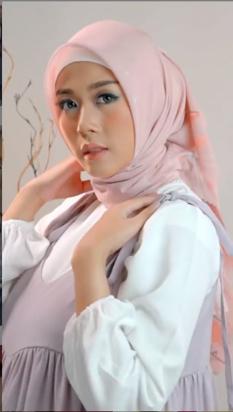 Mantap berhijab, ini 10 gaya memesona Widya Amelia istri Yoga Arizona