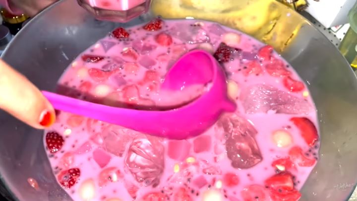 Menu takjil buka puasa 7 seleb, Nathalie Holscher borong gorengan