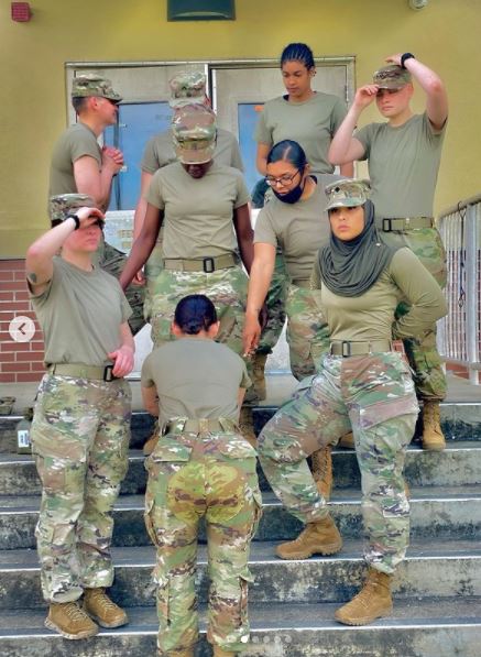 10 Potret Savannah Spencer, tentara berhijab pertama lulusan Airbone