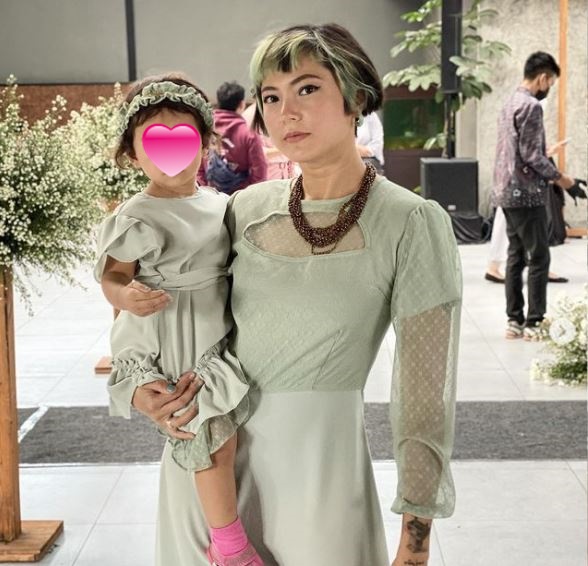 10 Potret kehangatan Poppy Sovia dengan sang anak, main ATV bareng