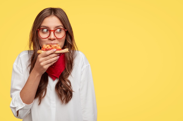 Mitos atau fakta, makan setelah jam 8 malam bisa bikin gemuk?