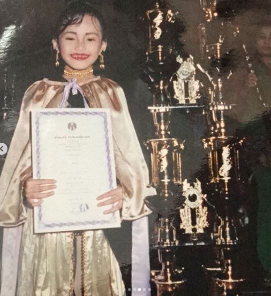 10 Potret masa kecil Ayu Ting Ting pakai makeup, parasnya manglingi