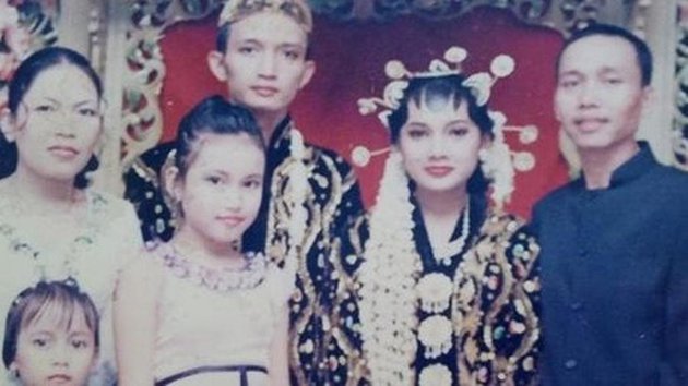10 Potret masa kecil Ayu Ting Ting pakai makeup, parasnya manglingi