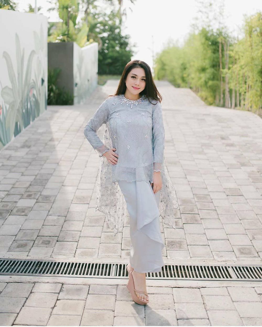 10 Beda gaya Natasha Wilona dan Celine Evangelista saat berkebaya