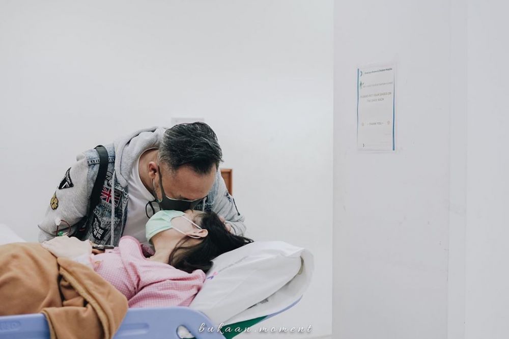 Momen 12 suami seleb dampingi persalinan, haru dan penuh perjuangan