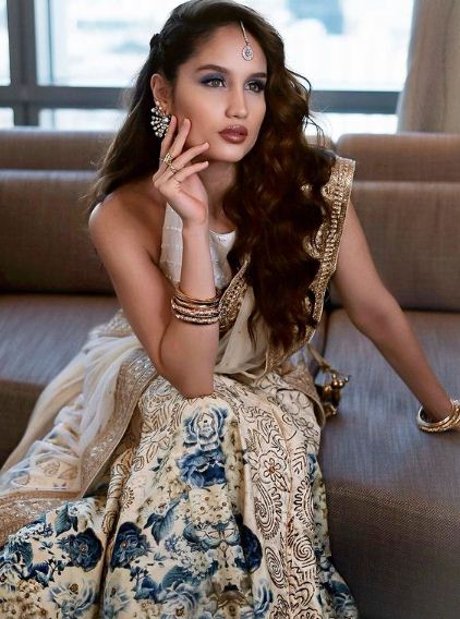 9 Potret cantik Cinta Laura bergaya ala India, auranya makin terpancar