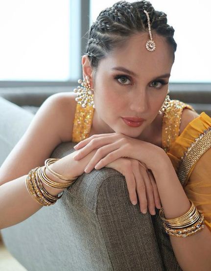 9 Potret cantik Cinta Laura bergaya ala India, auranya makin terpancar