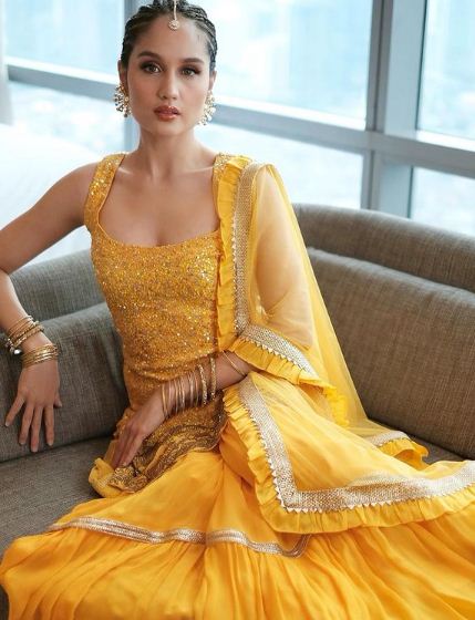 9 Potret cantik Cinta Laura bergaya ala India, auranya makin terpancar