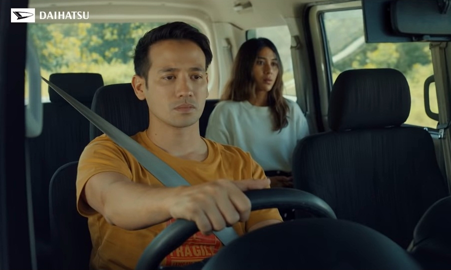 Pindah, sebuah perjalanan kisah cinta Tarra Budiman dan Adinda Thomas