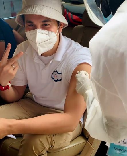 7 Gaya seleb saat suntik vaksin Covid-19, dilakukan secara drive thru