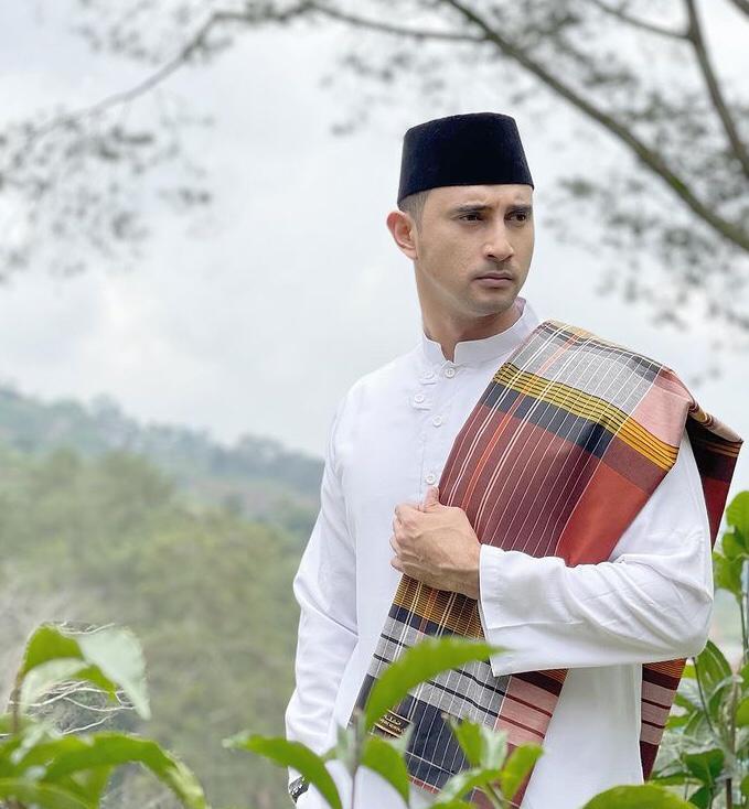 Gaya 10 pesinetron ganteng saat pakai baju koko, memesona