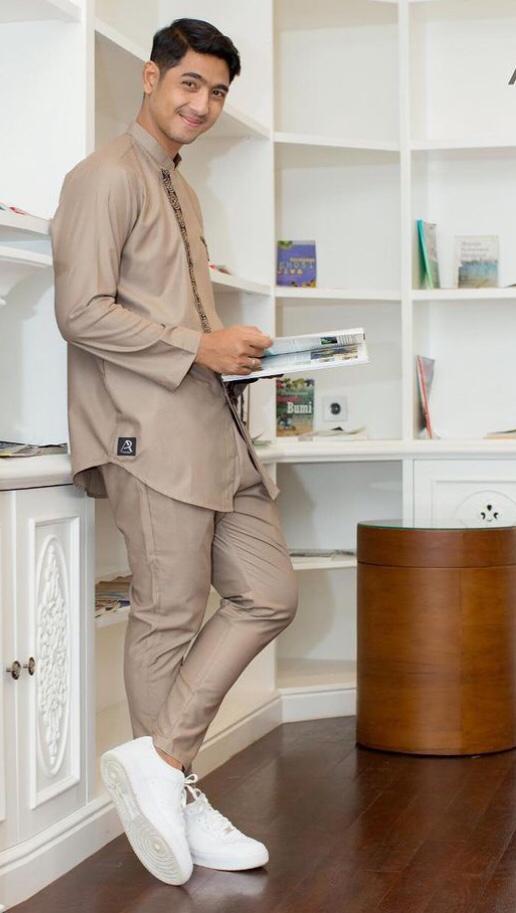 Gaya 10 pesinetron ganteng saat pakai baju koko, memesona