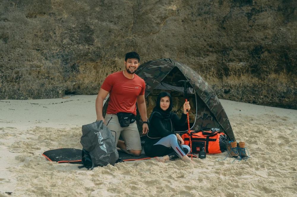 10 Momen liburan Irish Bella & Ammar Zoni di Bali, trekking berdua