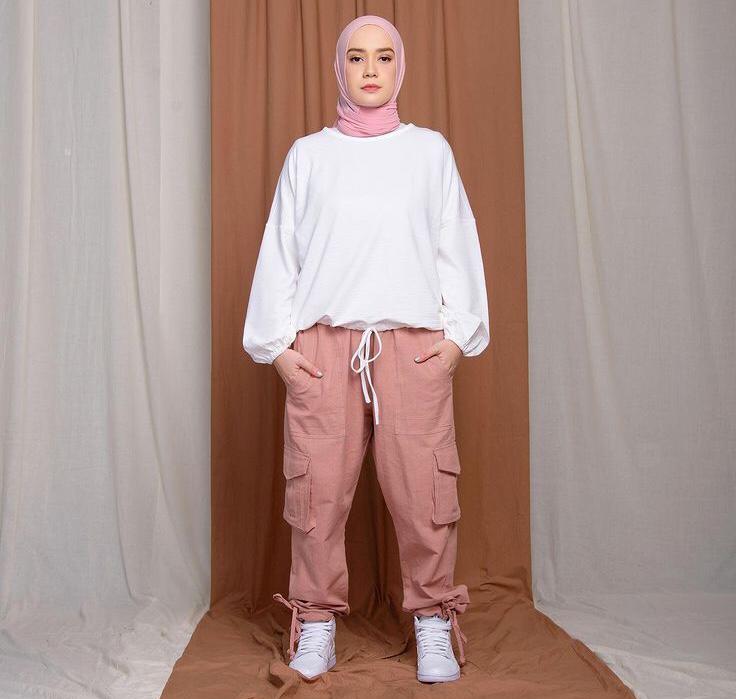 10 Gaya pemotretan terbaru Putri Anne, posenya curi perhatian