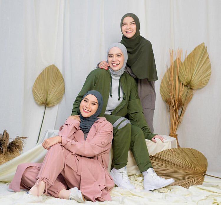 10 Gaya pemotretan terbaru Putri Anne, posenya curi perhatian