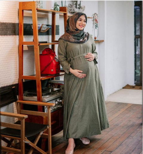 10 Inspirasi outfit berhijab ibu hamil ala seleb, bisa kamu tiru