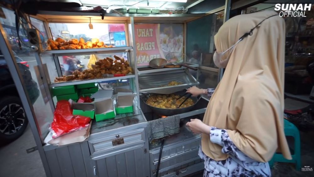 Momen seru 7 seleb ngabuburit, Paula Verhoeven beli jajanan kaki lima