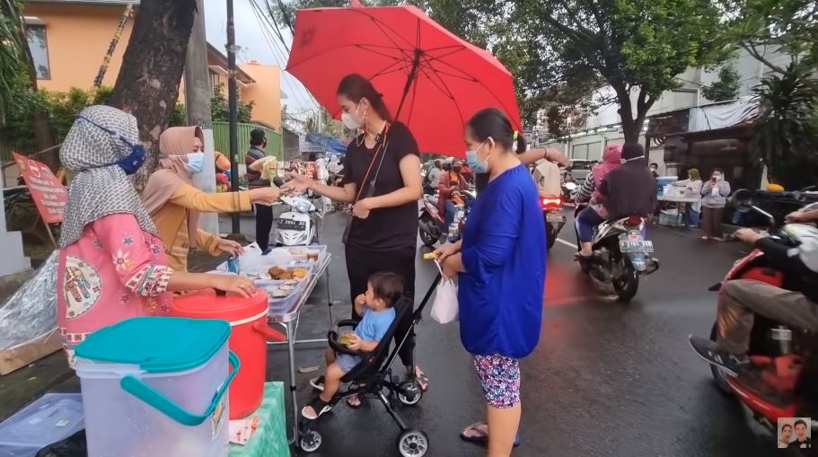 Momen seru 7 seleb ngabuburit, Paula Verhoeven beli jajanan kaki lima