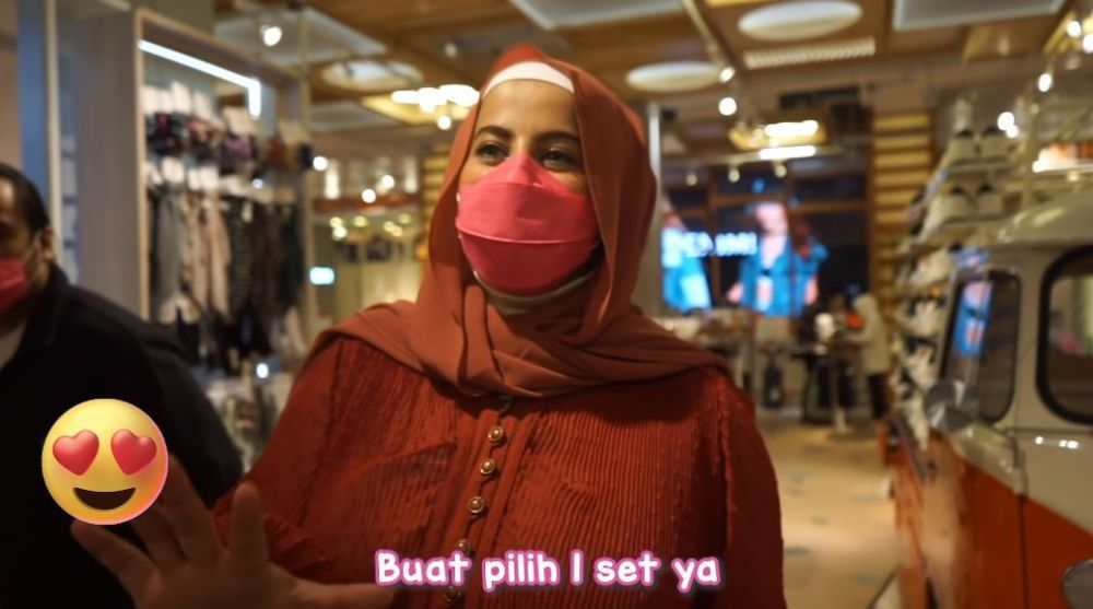 Momen seru 7 seleb ngabuburit, Paula Verhoeven beli jajanan kaki lima
