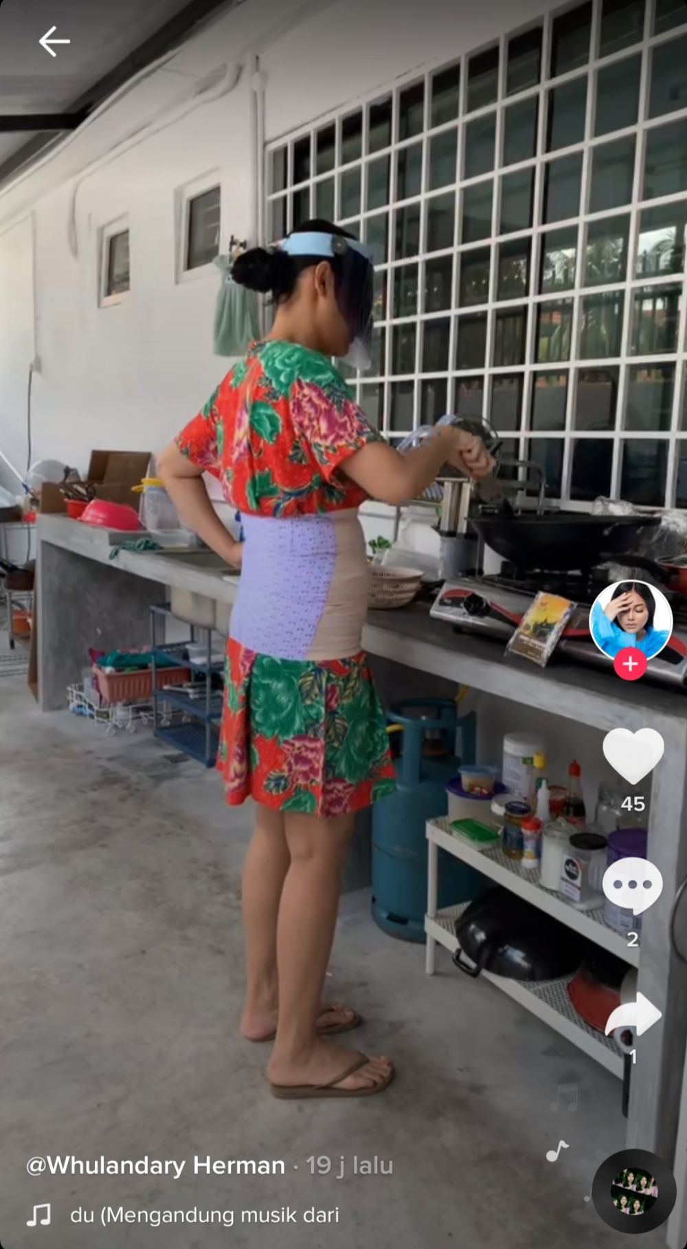 8 Momen kocak Whulandary Herman memasak pakai face shield dan korset