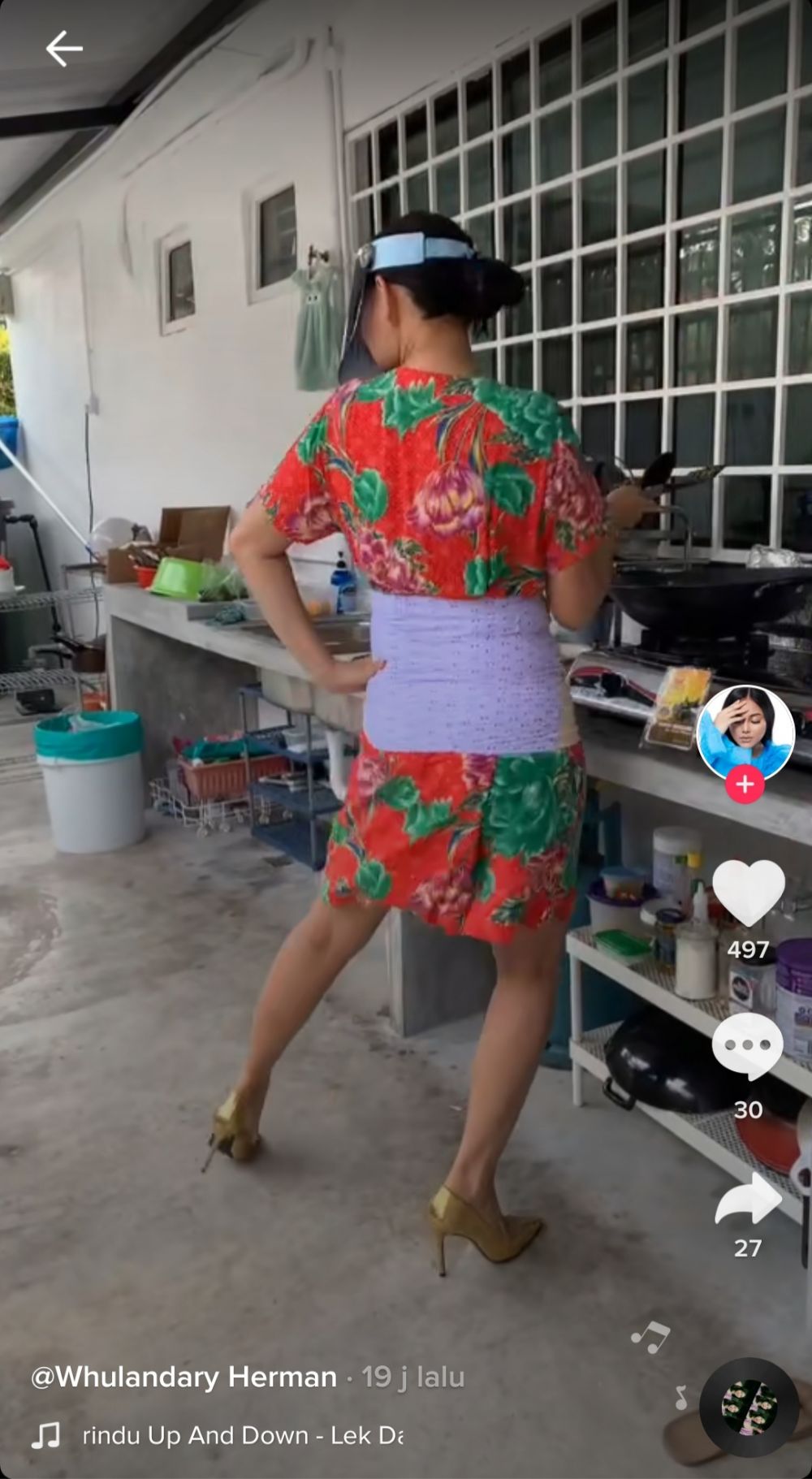 8 Momen kocak Whulandary Herman memasak pakai face shield dan korset