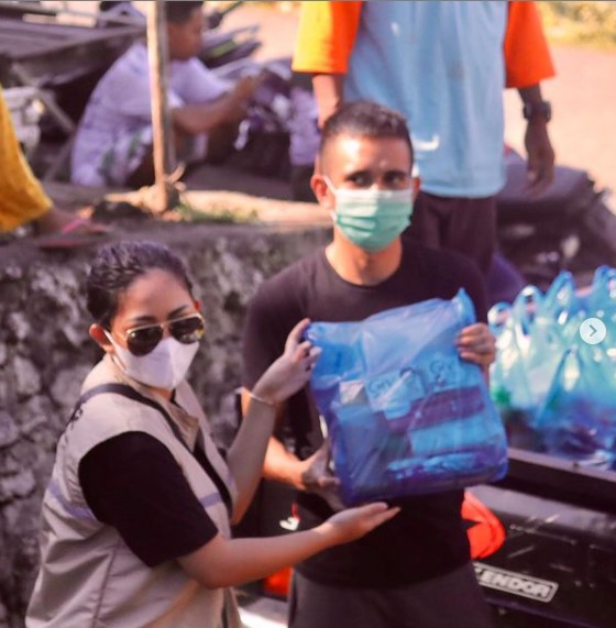 Momen 8 seleb jadi relawan, turun langsung bantu korban bencana alam