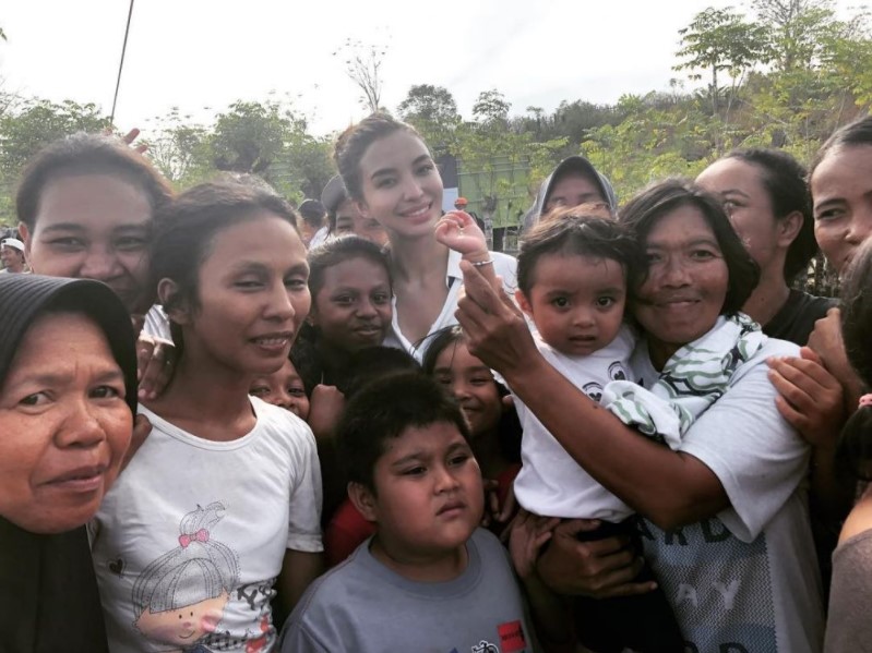 Momen 8 seleb jadi relawan, turun langsung bantu korban bencana alam