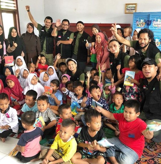 Momen 8 seleb jadi relawan, turun langsung bantu korban bencana alam