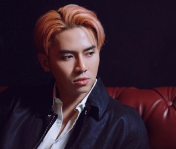 Cerita 10 seleb beda keyakinan dengan orang tua, saling menghormati