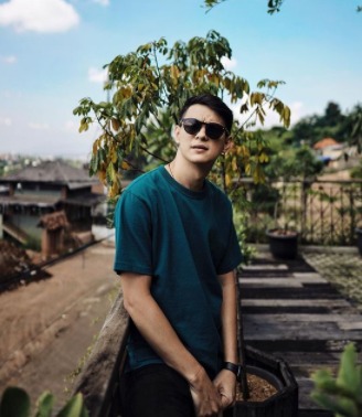 Cerita 10 seleb beda keyakinan dengan orang tua, saling menghormati