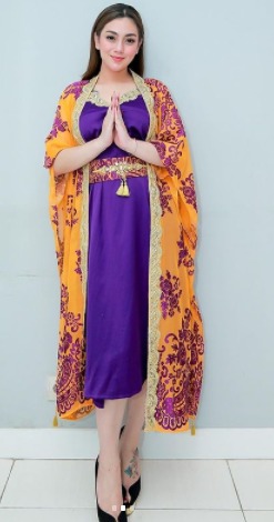 Cerita 10 seleb beda keyakinan dengan orang tua, saling menghormati