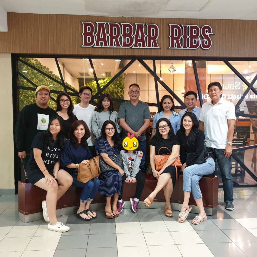 10 Potret manis Joshua Suherman dan calon mertua, penuh kehangatan