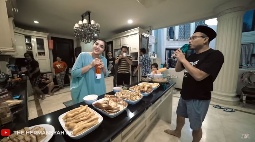 10 Momen Ashanty buka puasa pertama tanpa Aurel, Anang beli takjil