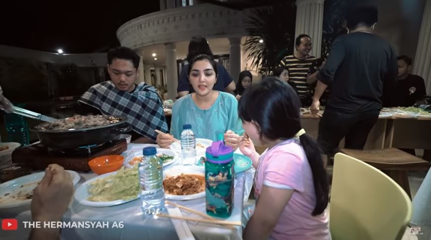 10 Momen Ashanty buka puasa pertama tanpa Aurel, Anang beli takjil