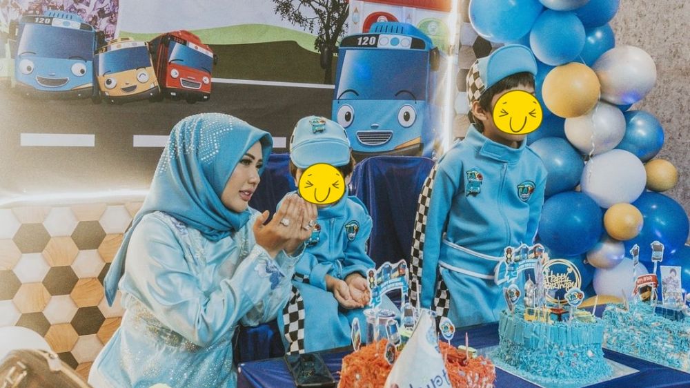 10 Momen perayaan ultah anak Rey Utami, usung tema Tayo serba biru
