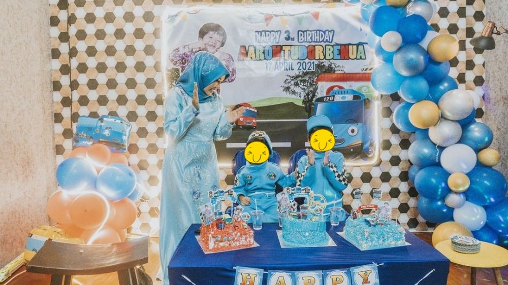 10 Momen perayaan ultah anak Rey Utami, usung tema Tayo serba biru