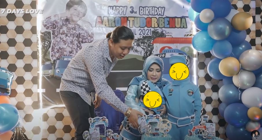 10 Momen perayaan ultah anak Rey Utami, usung tema Tayo serba biru