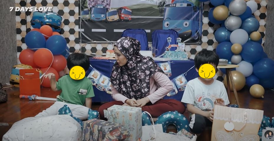 10 Momen perayaan ultah anak Rey Utami, usung tema Tayo serba biru
