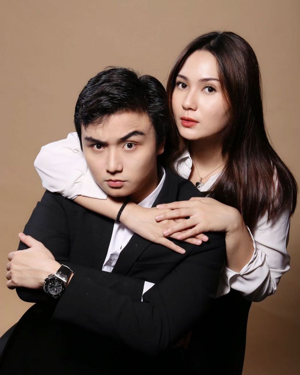 8 Gaya pemotretan Leon Dozan anak Willy Dozan bareng pacar, romantis