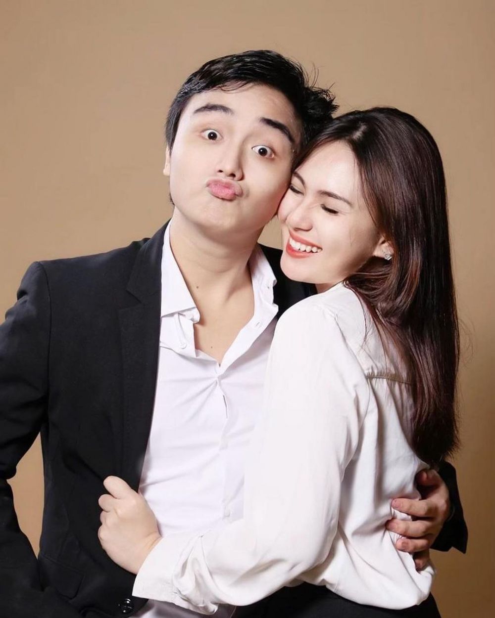 8 Gaya pemotretan Leon Dozan anak Willy Dozan bareng pacar, romantis