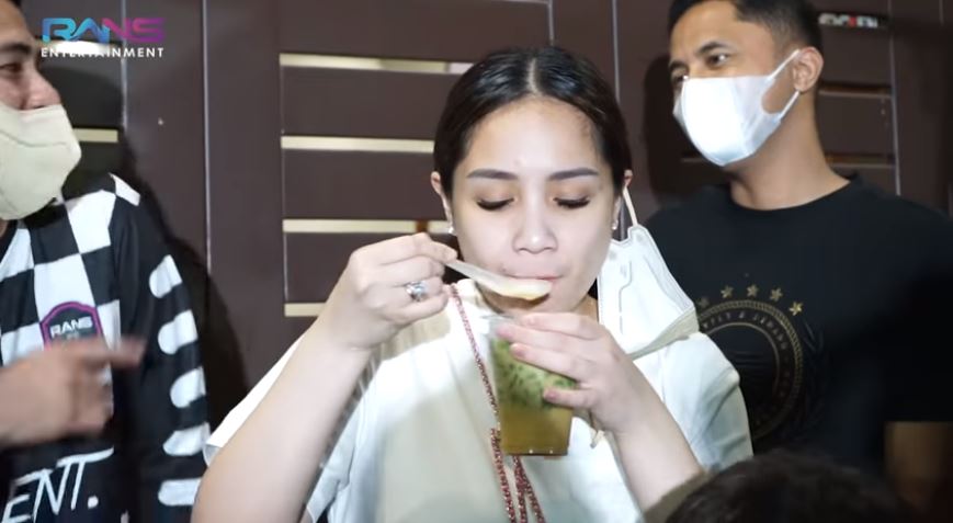 Nagita ngidam, ini 10 momen Raffi panggil pedagang se-Bandung