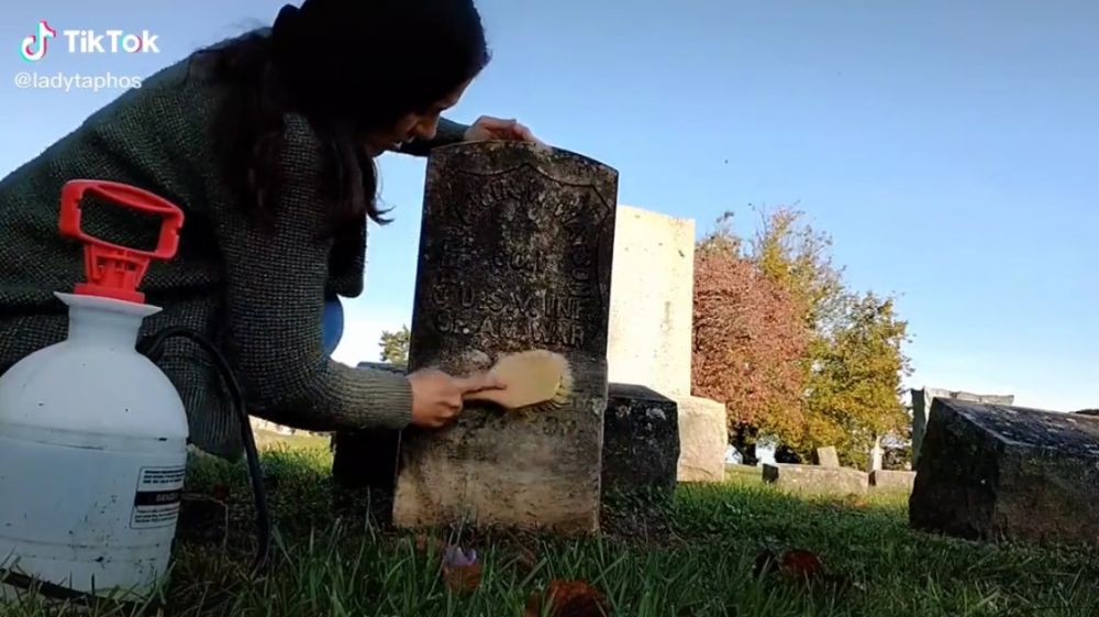 Aksi antimainstream wanita bersihkan batu nisan, sebagai obat stres