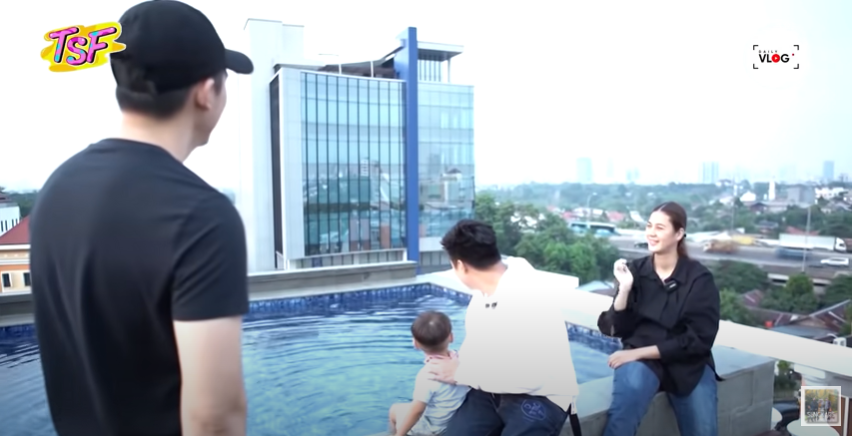 8 Penampakan rooftop rumah Zaskia Sungkar, bak hotel berbintang