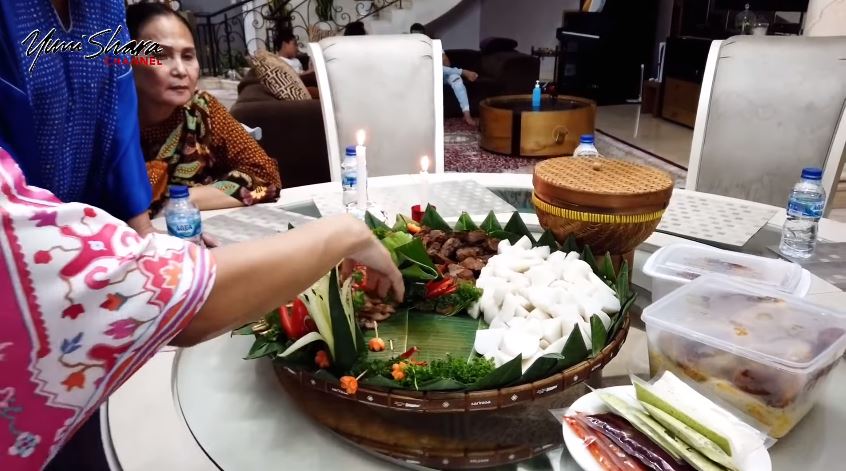 10 Momen Yuni Shara bersaudara buka puasa, menu takjilnya gorengan