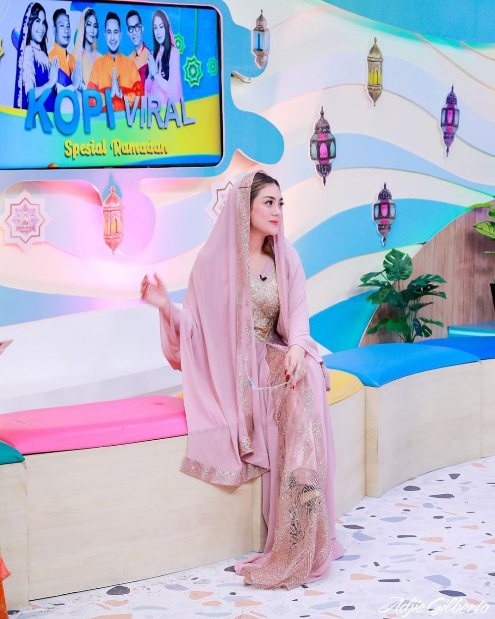 10 Pesona Celine Evangelista kenakan busana muslim, curi perhatian